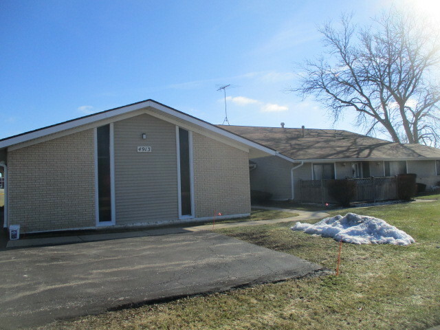 Property Photo: 4913 W Oakwood Drive C IL 60050