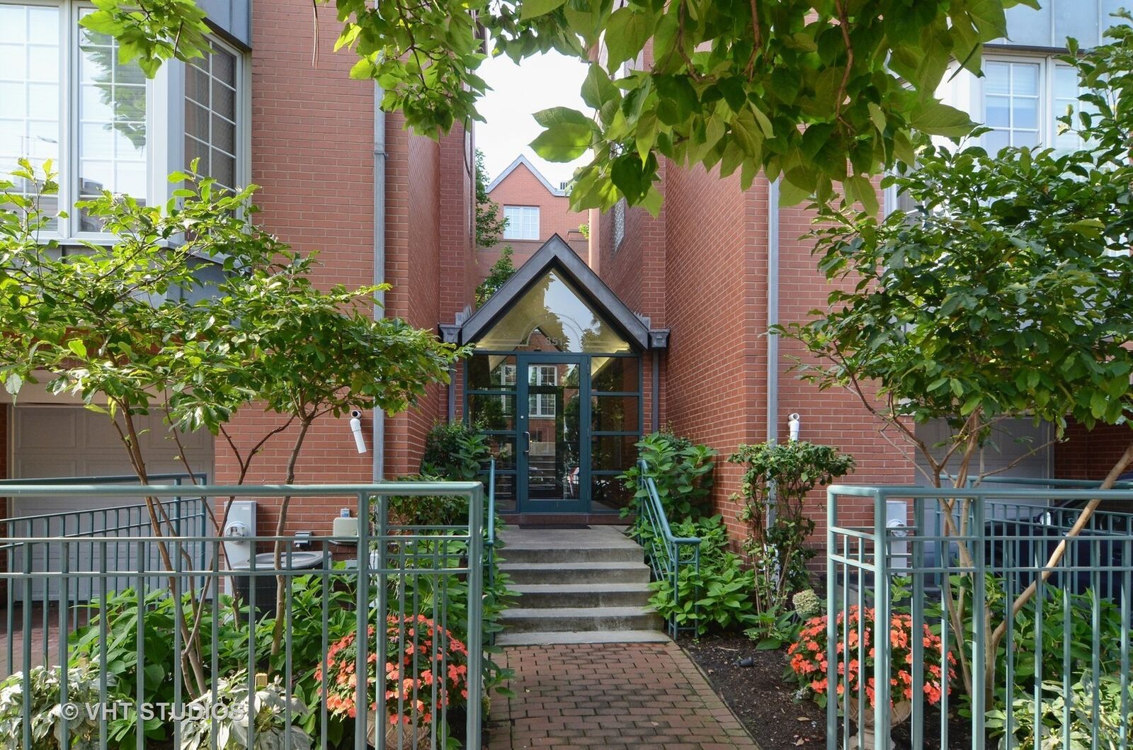 Property Photo: 851 W Gunnison Street G IL 60640