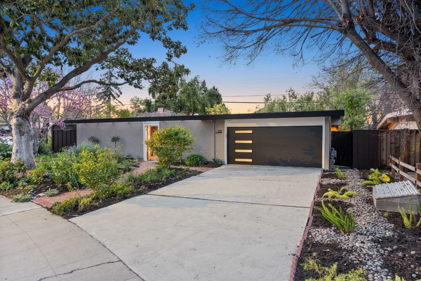 Property Photo:  931 Moreno Avenue  CA 94303 