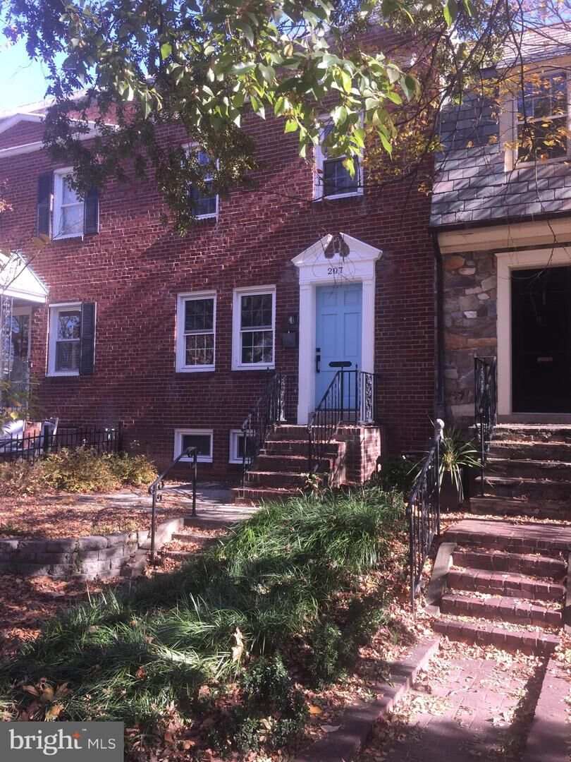 Property Photo:  207 Commonwealth Avenue  VA 22301 