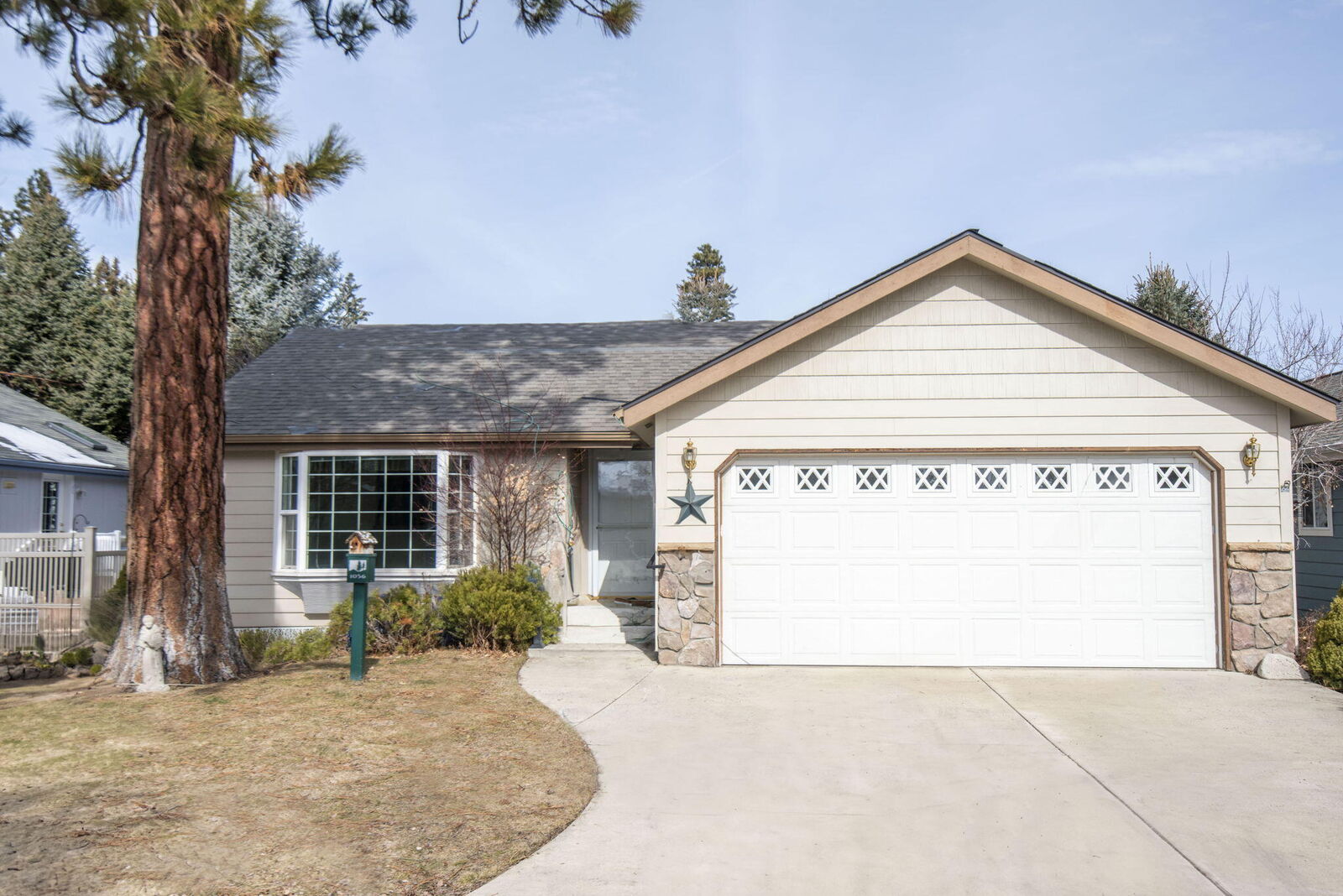 Property Photo: 1056 W Collier Glacier Drive OR 97759