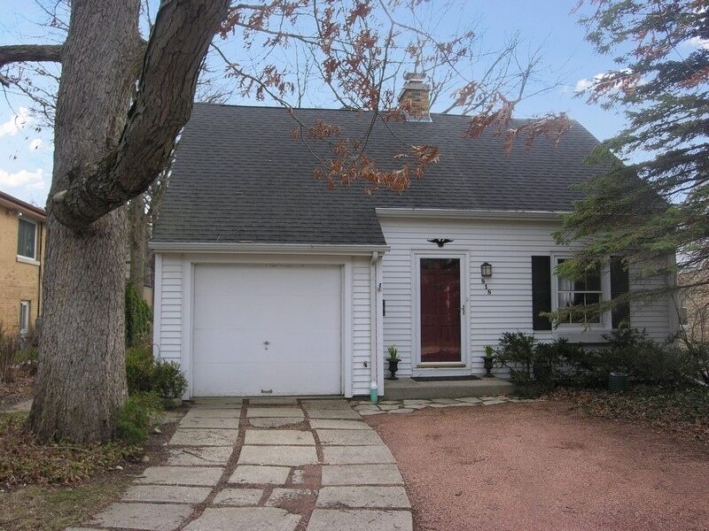 Property Photo:  818 Park Avenue W  IL 60035 