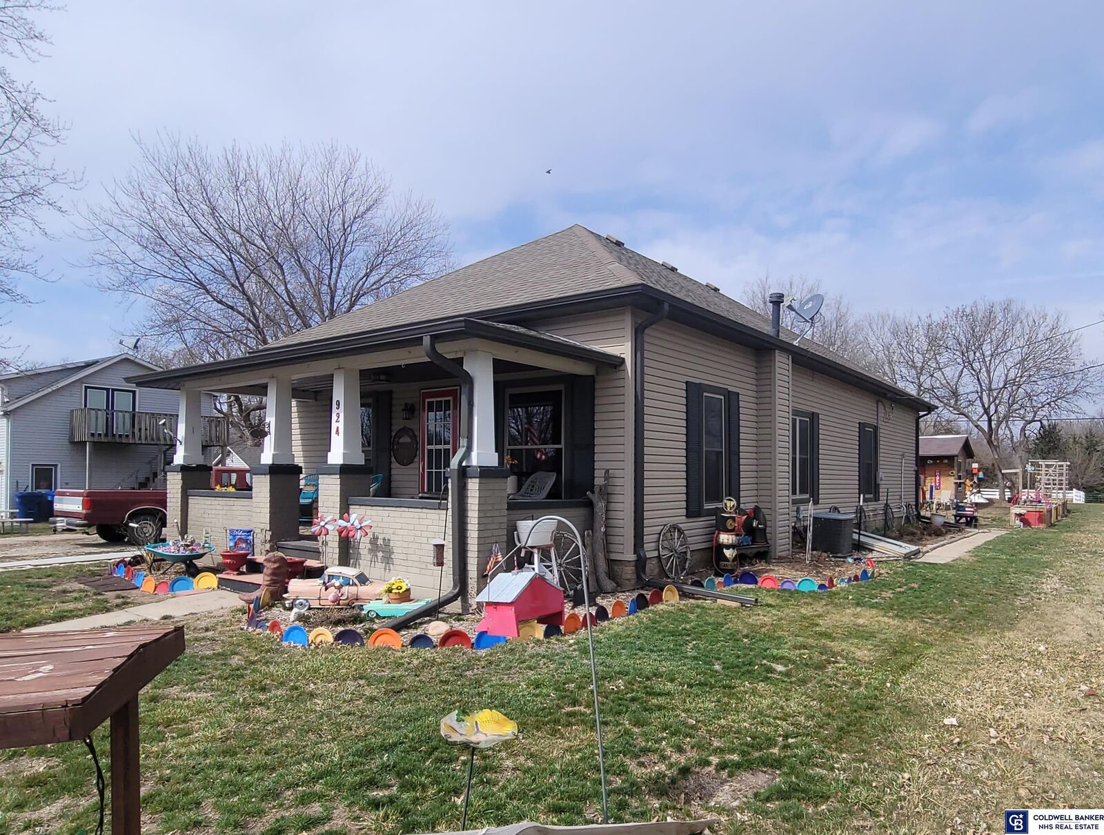 Property Photo: 924 E 5th Street NE 68359