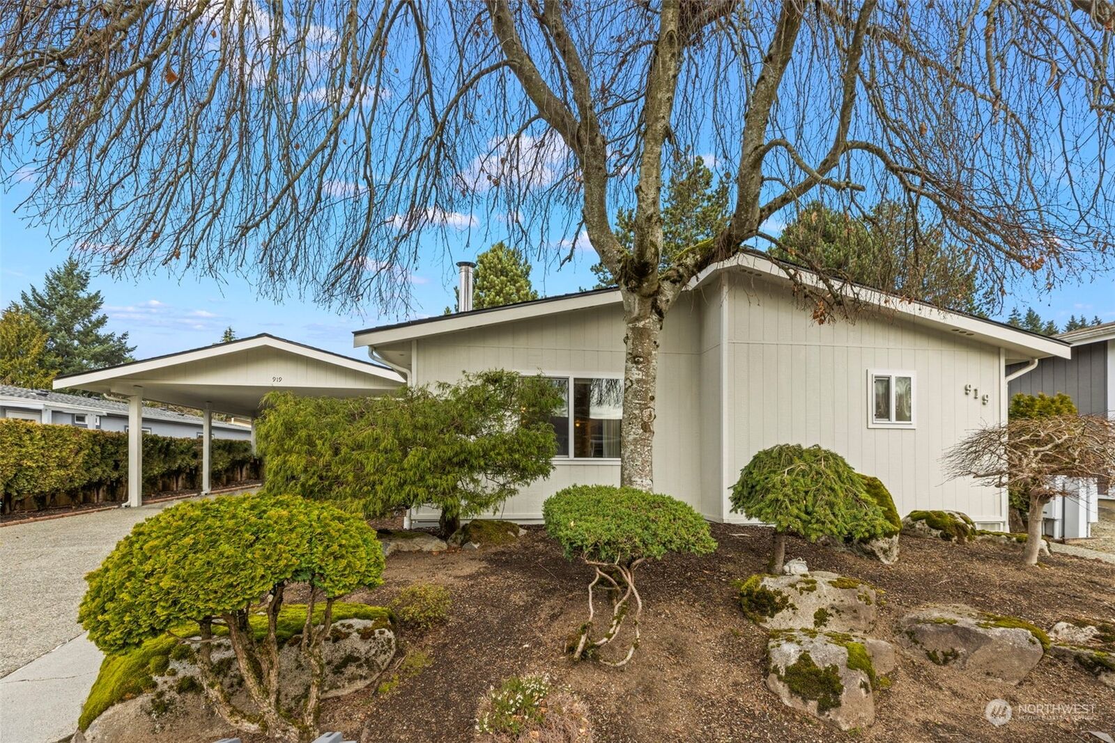 Property Photo: 919 243rd Street SW WA 98021
