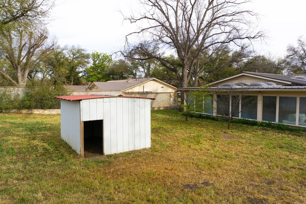 Property Photo:  107 Manor St  TX 76950 