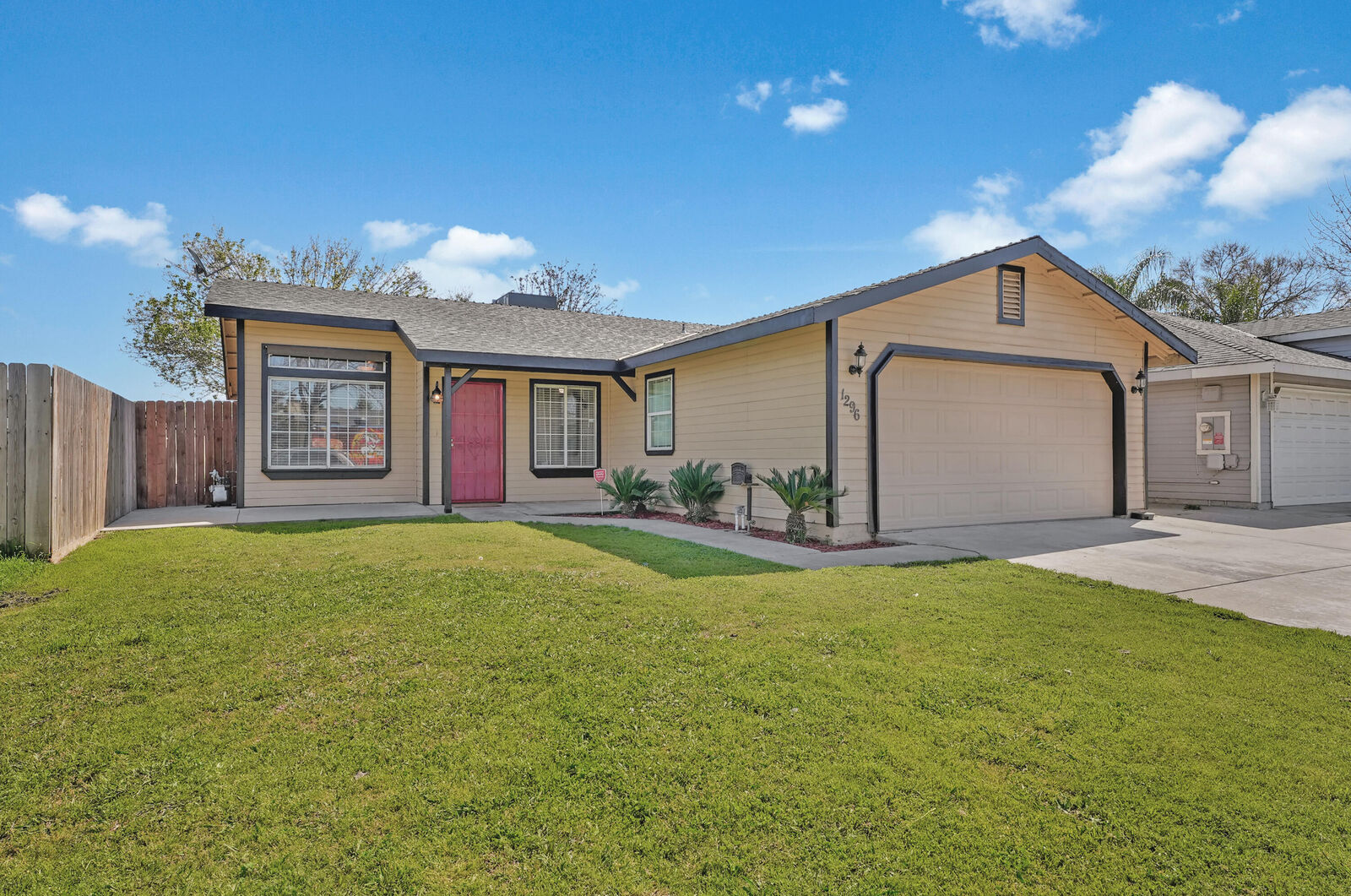 Property Photo: 1296 Deer Creek Street CA 93274