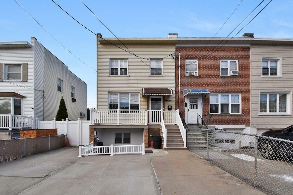 Property Photo:  4332 E Tremont Avenue  NY 10465 