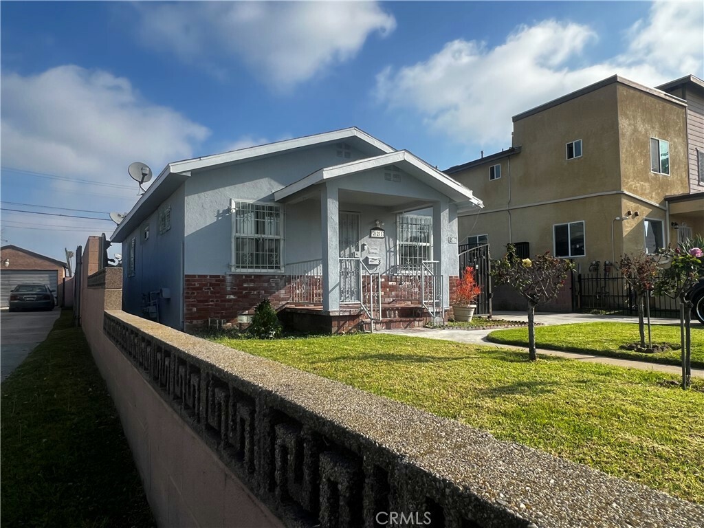 Property Photo:  221 E 104th Street  CA 90003 