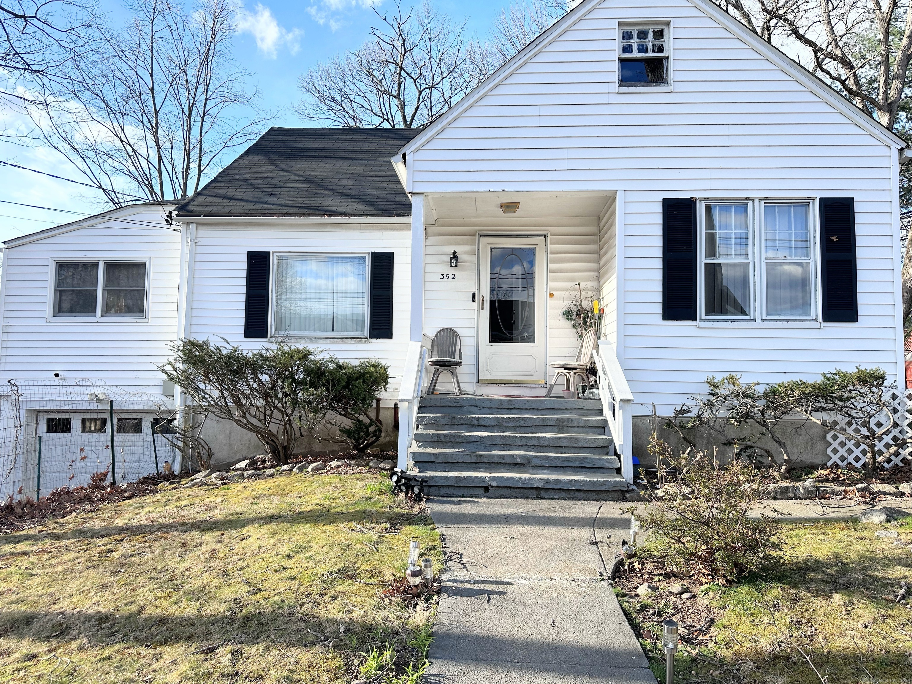 Property Photo:  352 Woodlawn Avenue Extension  CT 06606 