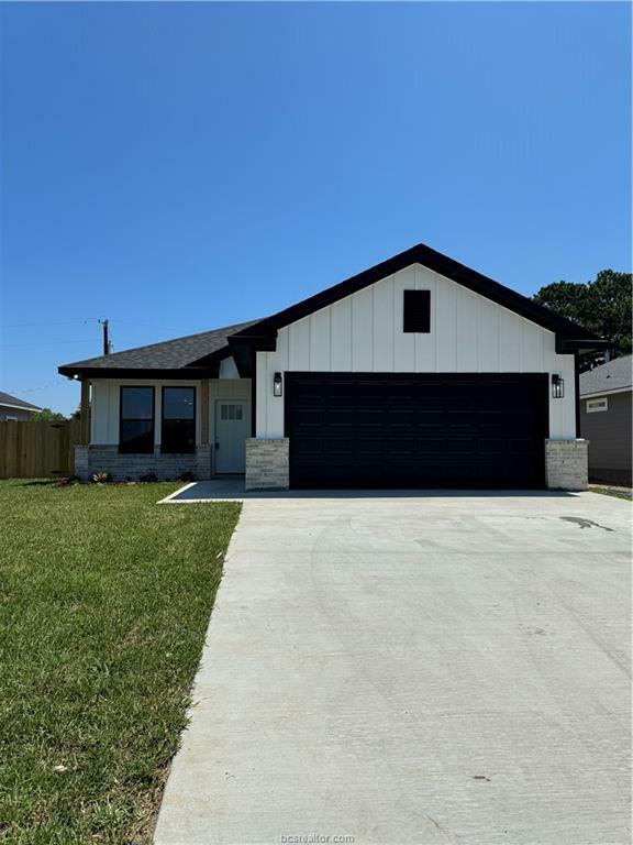 Property Photo:  1609 Hackberry Street  TX 77859 