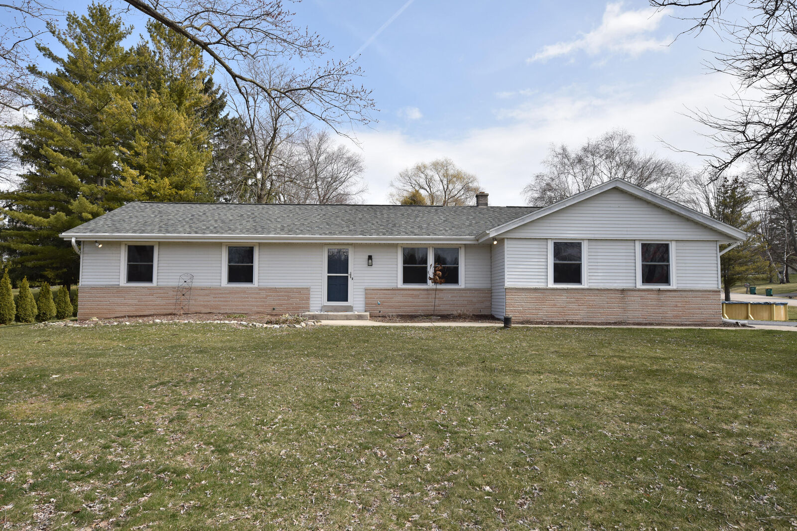 Property Photo: 2542 Country Aire Dr WI 53012