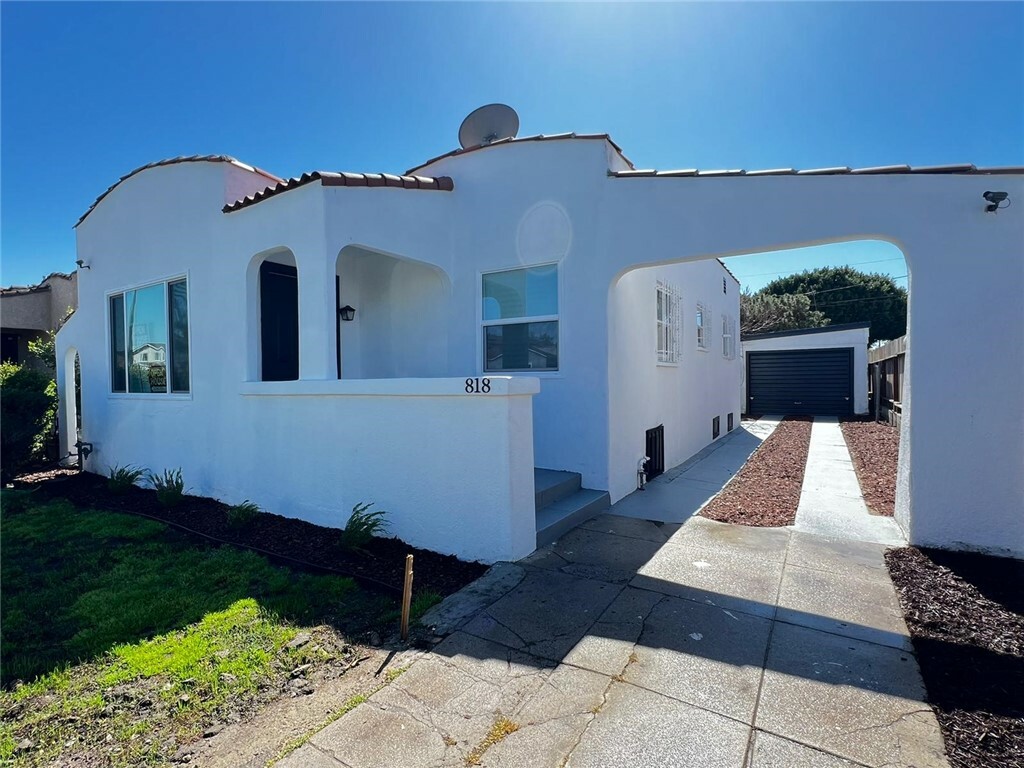 Property Photo:  818 E 83rd Street  CA 90001 