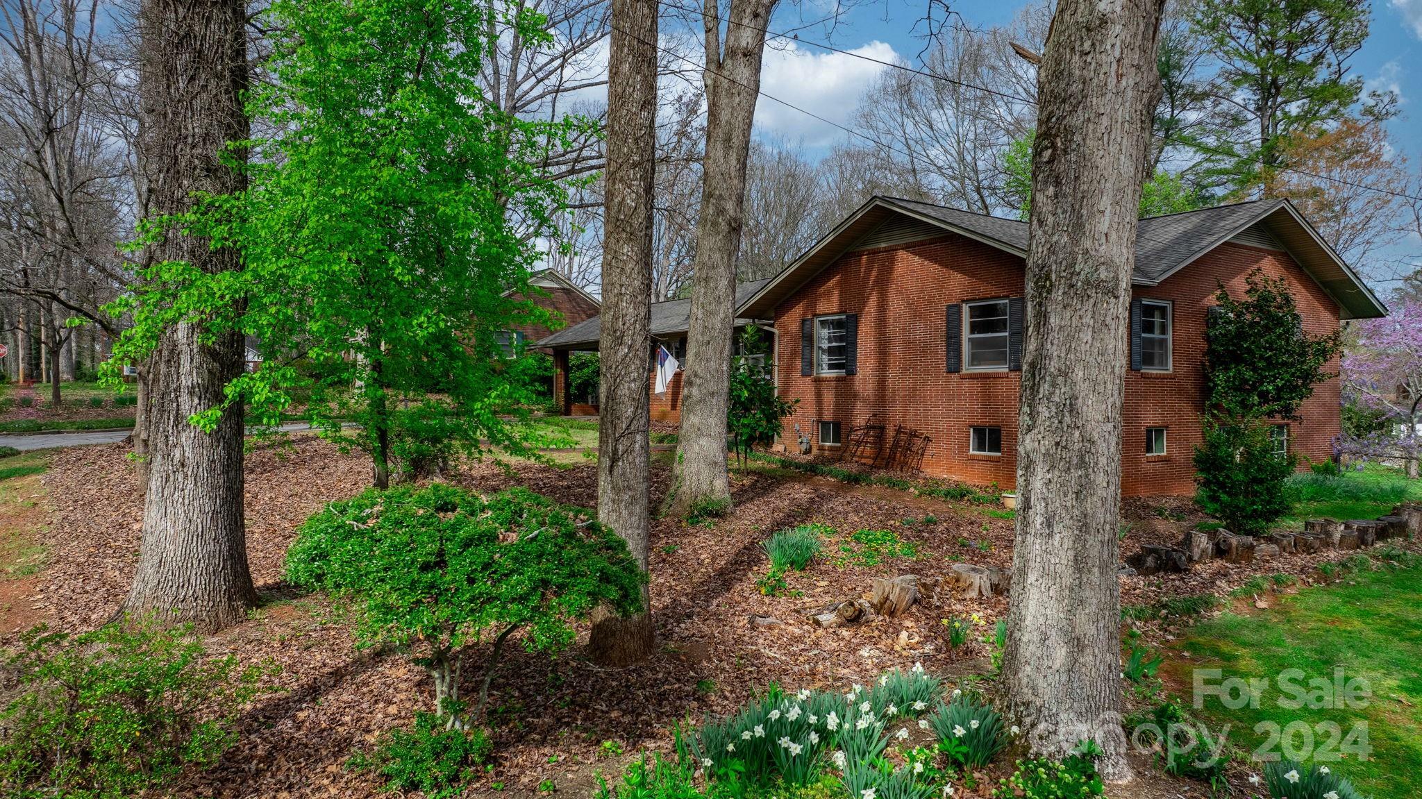 Property Photo:  1523 Brentwood Drive  NC 28658 