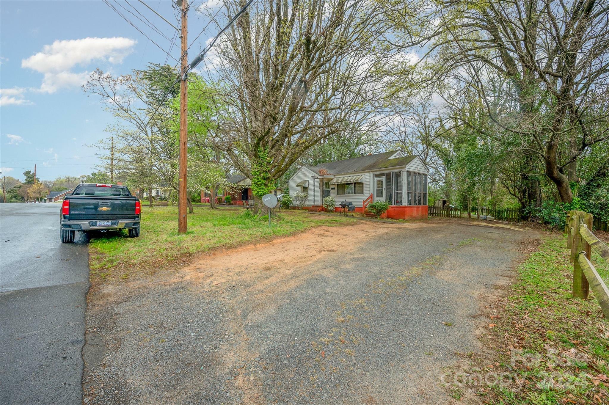 Property Photo:  2740 Dogwood Avenue  NC 28206 