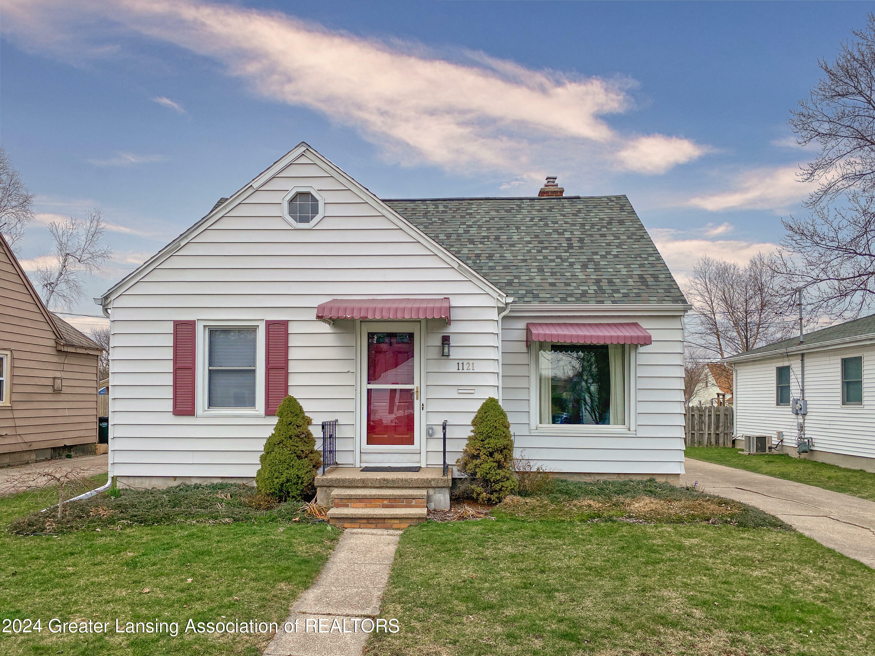 Property Photo:  1121 E Greenlawn Avenue  MI 48910 