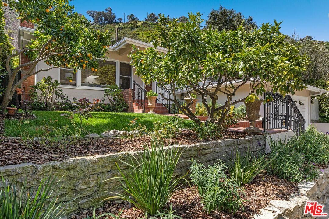 Property Photo:  1669  N Beverly Dr  CA 90210 
