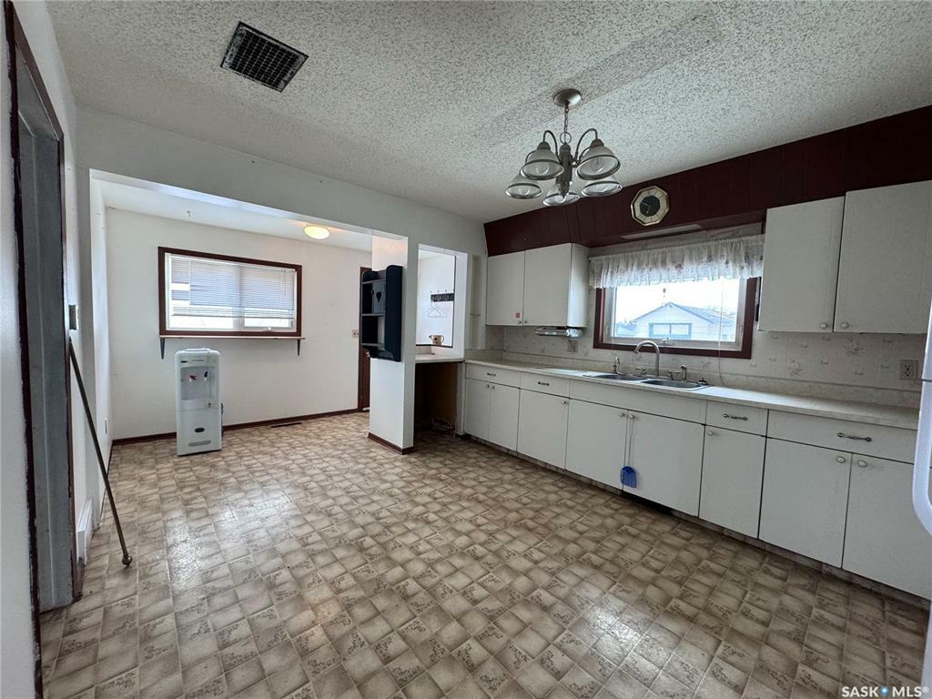 Property Photo:  724 St Annes Avenue  SK S0K 0S0 