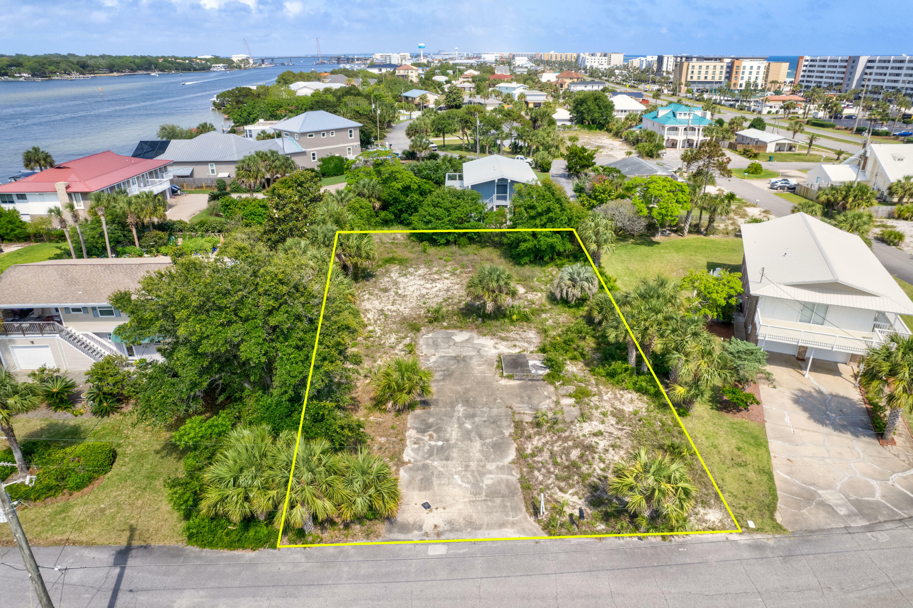 Property Photo: 527 Dolphin Avenue FL 32548