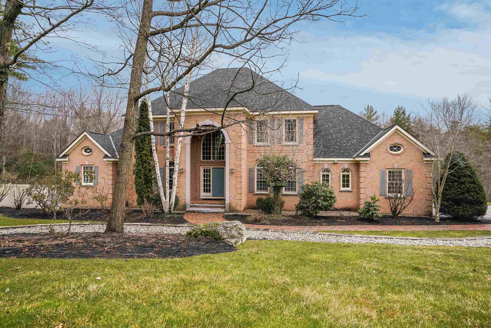 Property Photo: 15 Rolling Woods Drive NH 03110