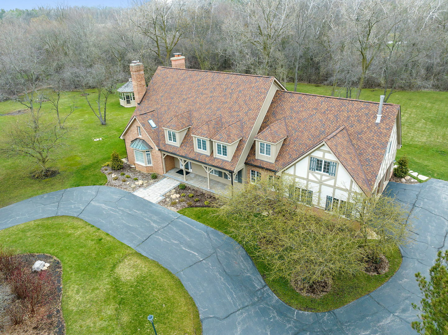 Property Photo: 15 Creekside Lane IL 60010