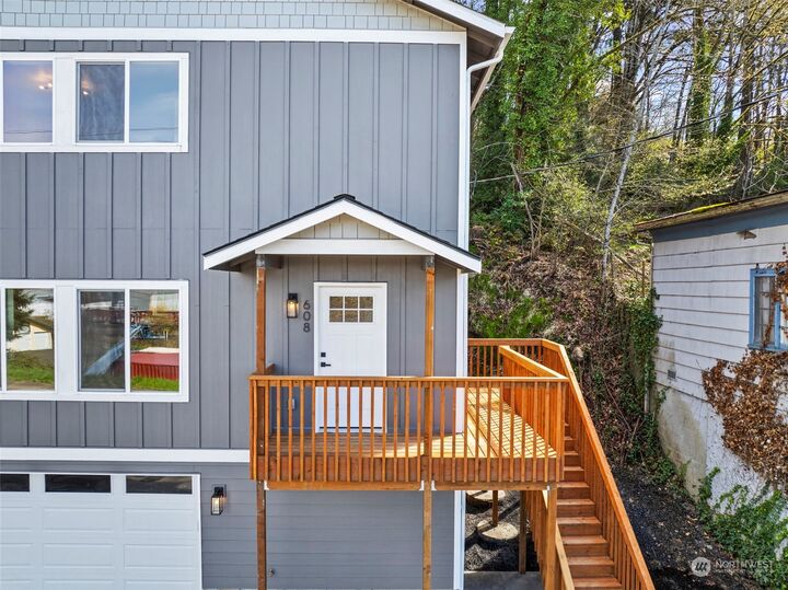 Property Photo:  608 NE 1st Street  WA 98596 