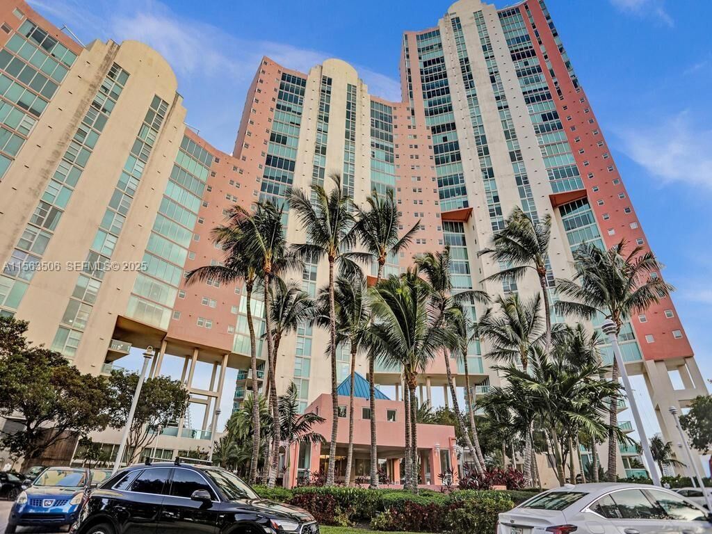 Property Photo: 3370 Hidden Bay Dr 3800 FL 33180