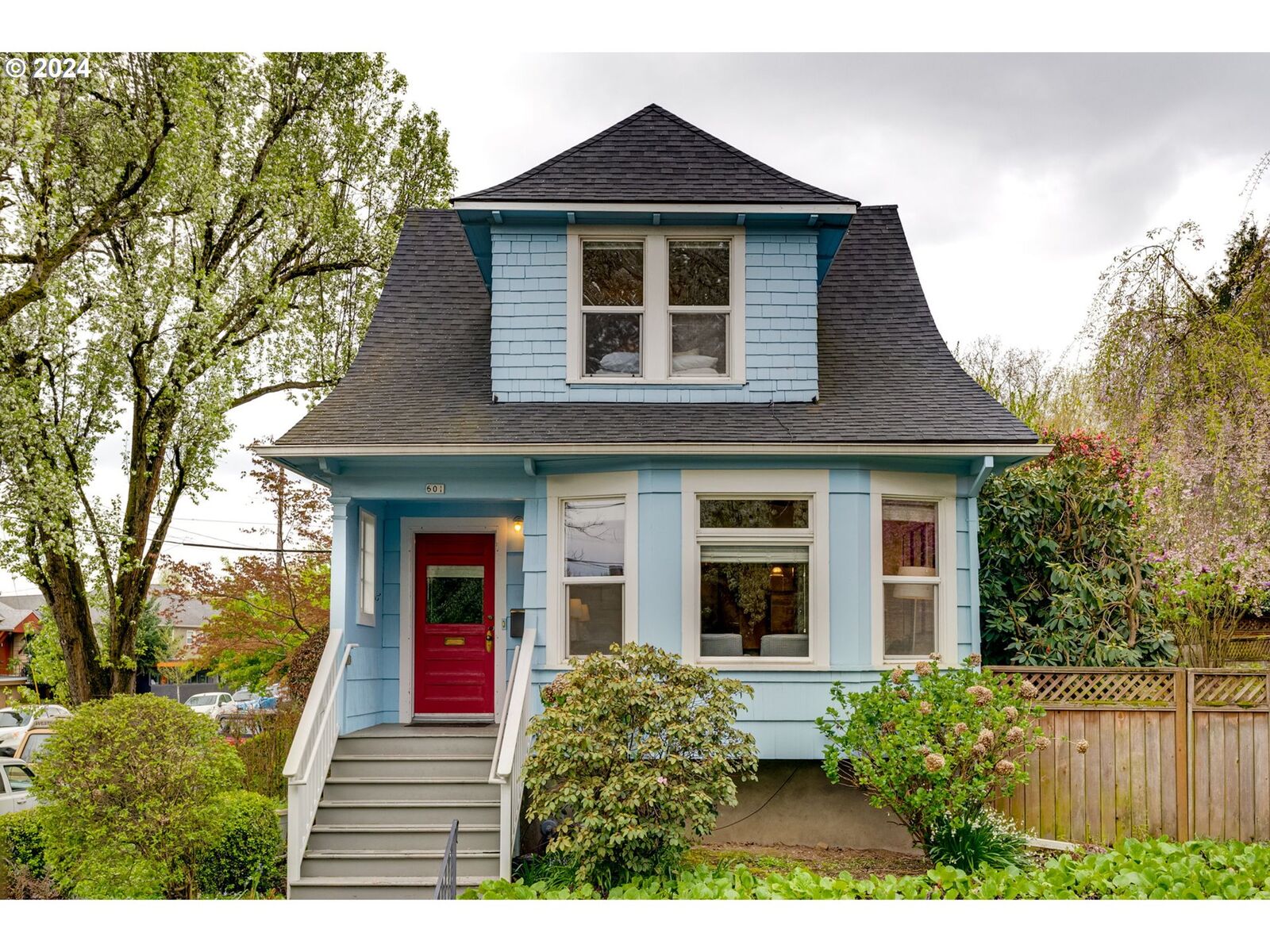 Property Photo: 601 NE Lawrence Ave OR 97232