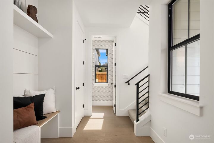 Property Photo: 7554 116th Avenue NE 1 WA 98033