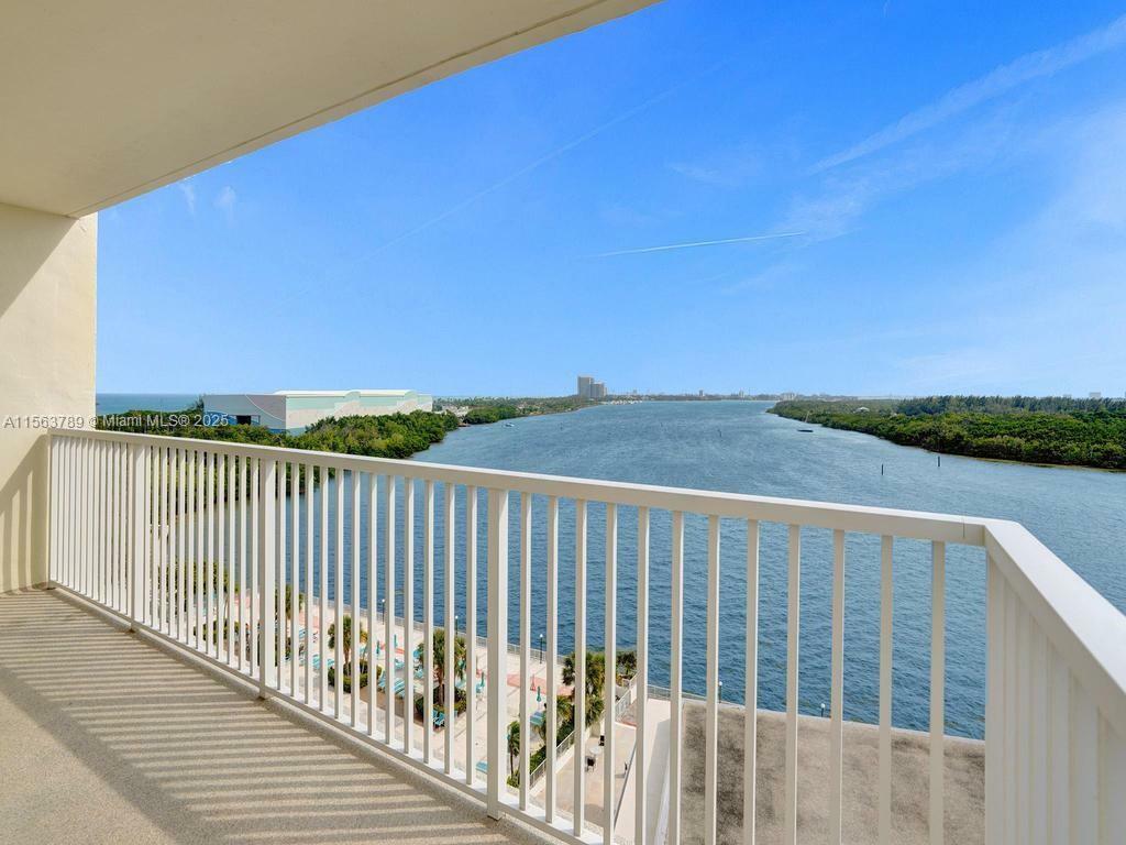 Property Photo: 300 Bayview Dr 906 FL 33160