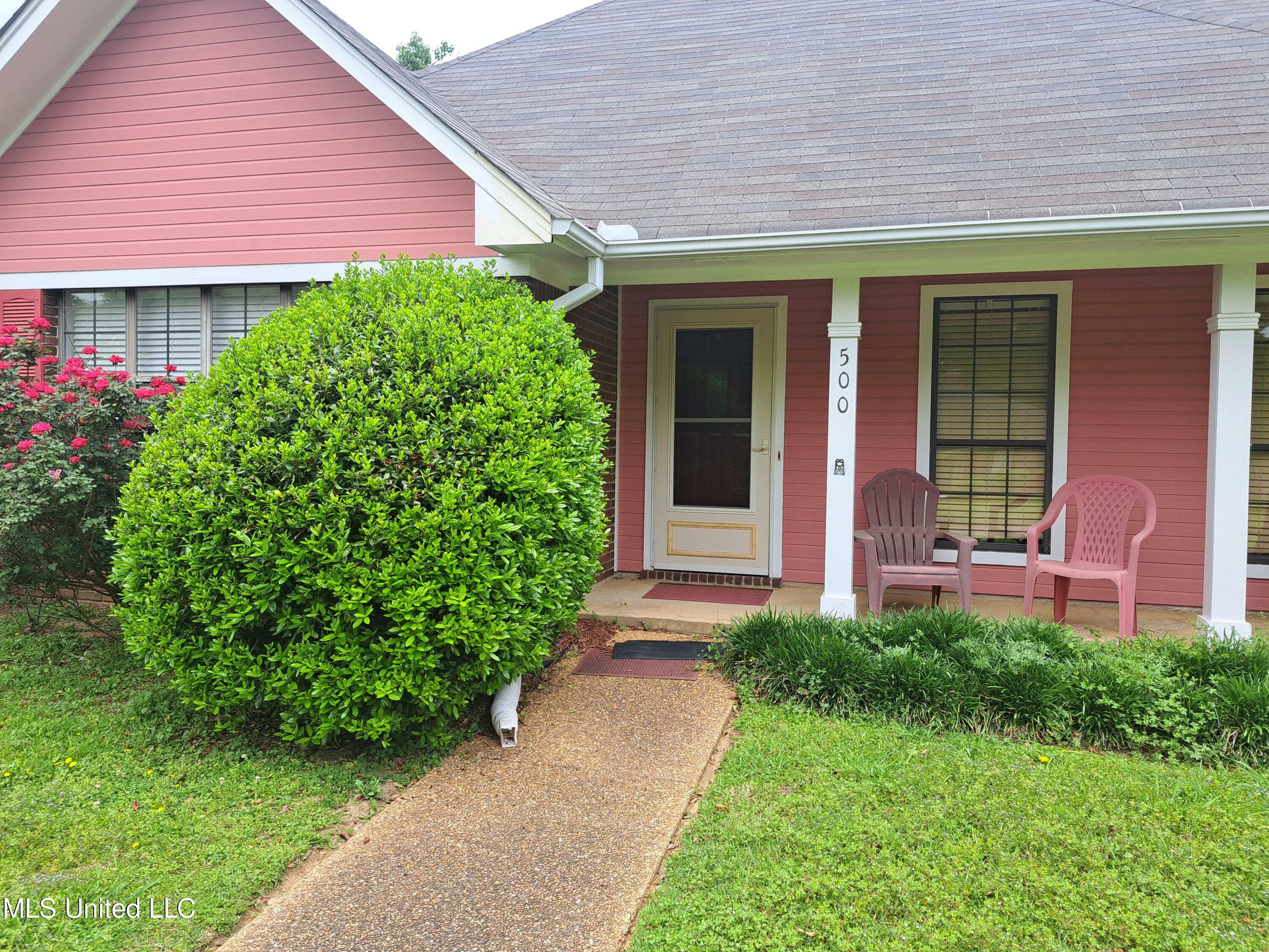 Property Photo:  500 Brentwood Drive  MS 39110 