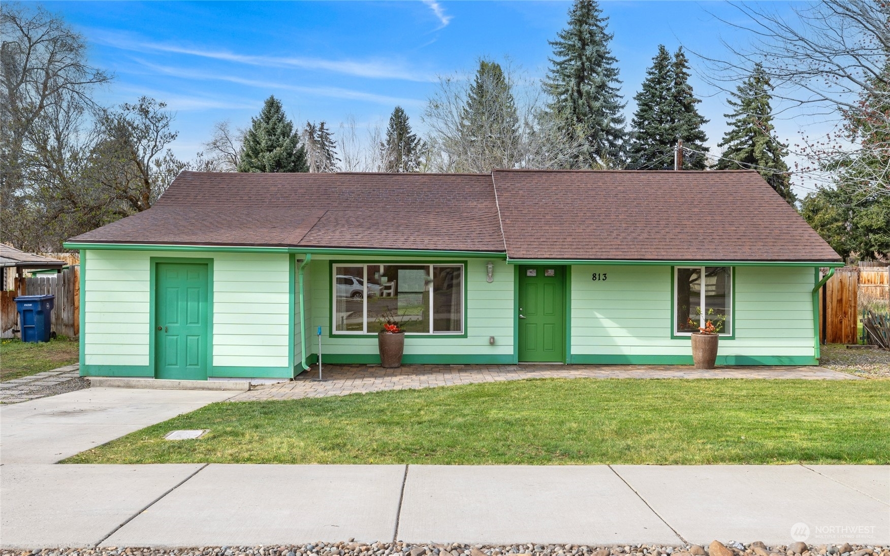 Property Photo:  813 E Mountain View Avenue  WA 98926 