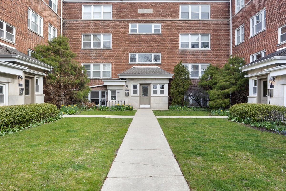 Property Photo: 2916 W Berwyn Avenue 3 IL 60625