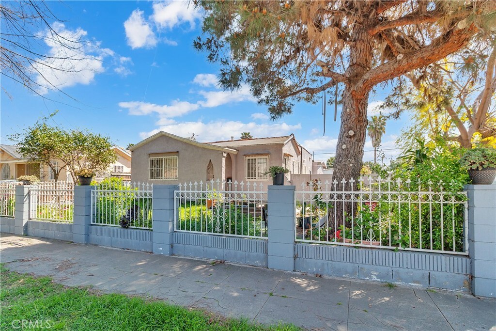 Property Photo:  1400 N Rose Avenue  CA 90221 