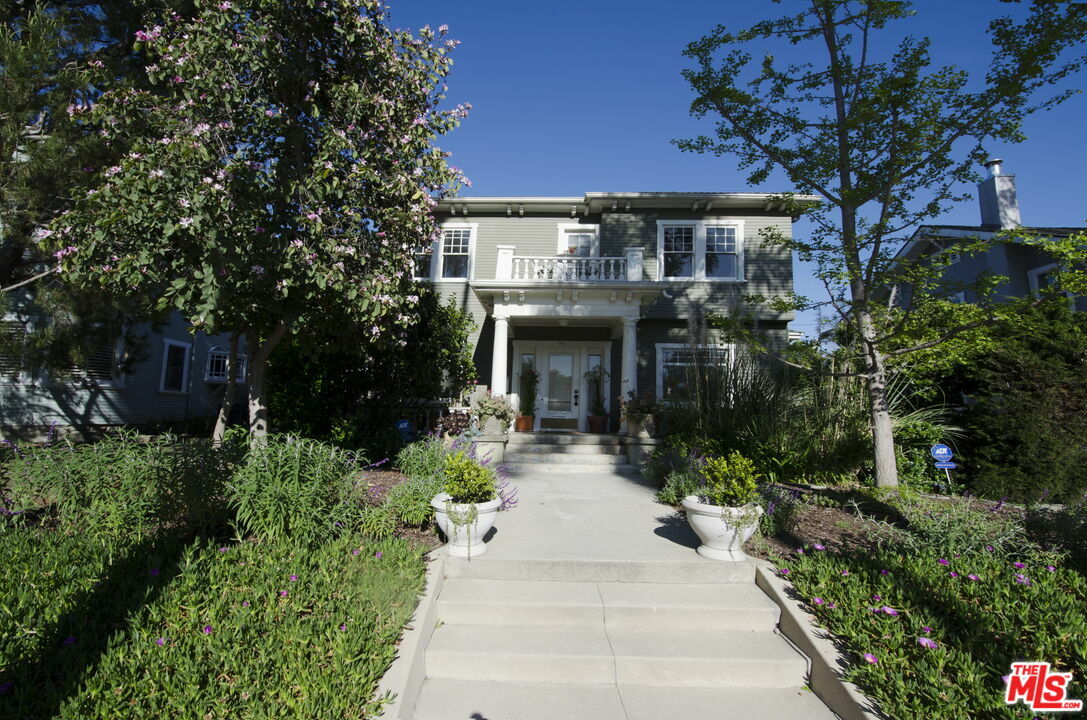 Property Photo:  540  N Gower St  CA 90004 