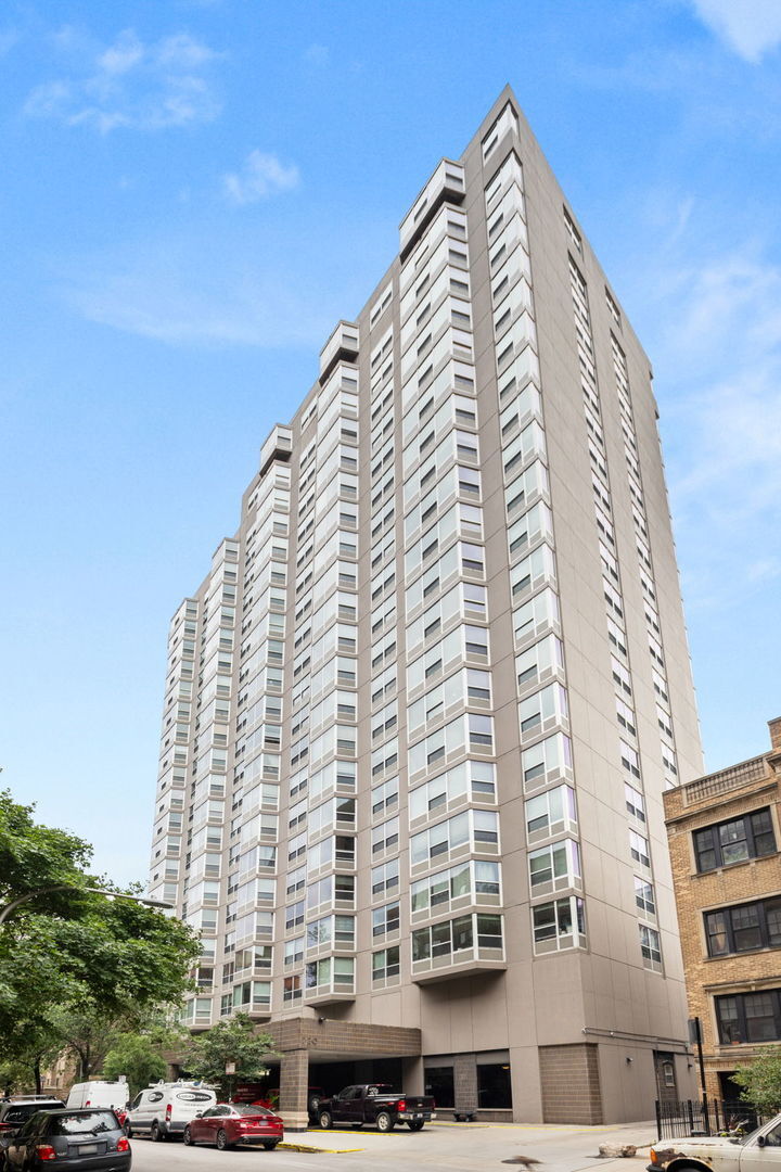 Property Photo: 720 W Gordon Terrace 18B IL 60613