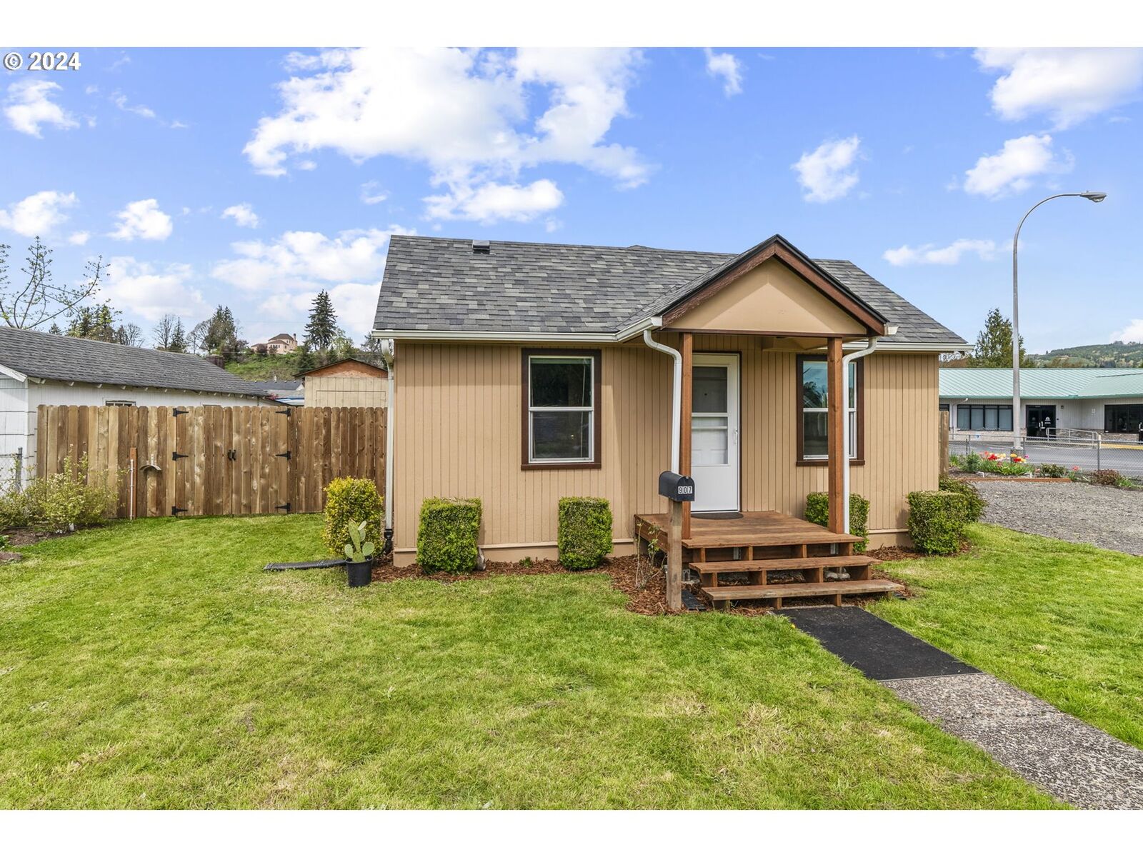 Property Photo:  907 Ash St  WA 98626 