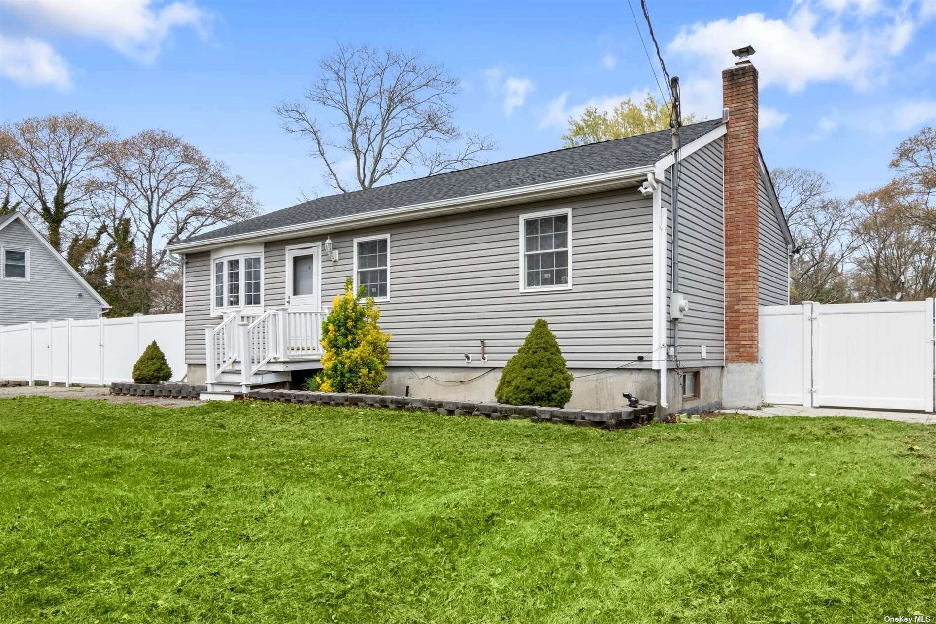 Property Photo:  87 Eleanor Avenue  NY 11950 