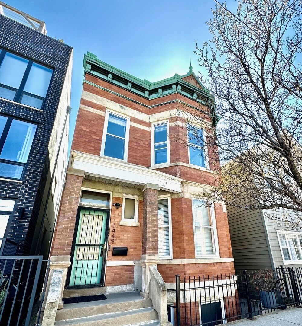 Property Photo: 1449 W Blackhawk Street IL 60642