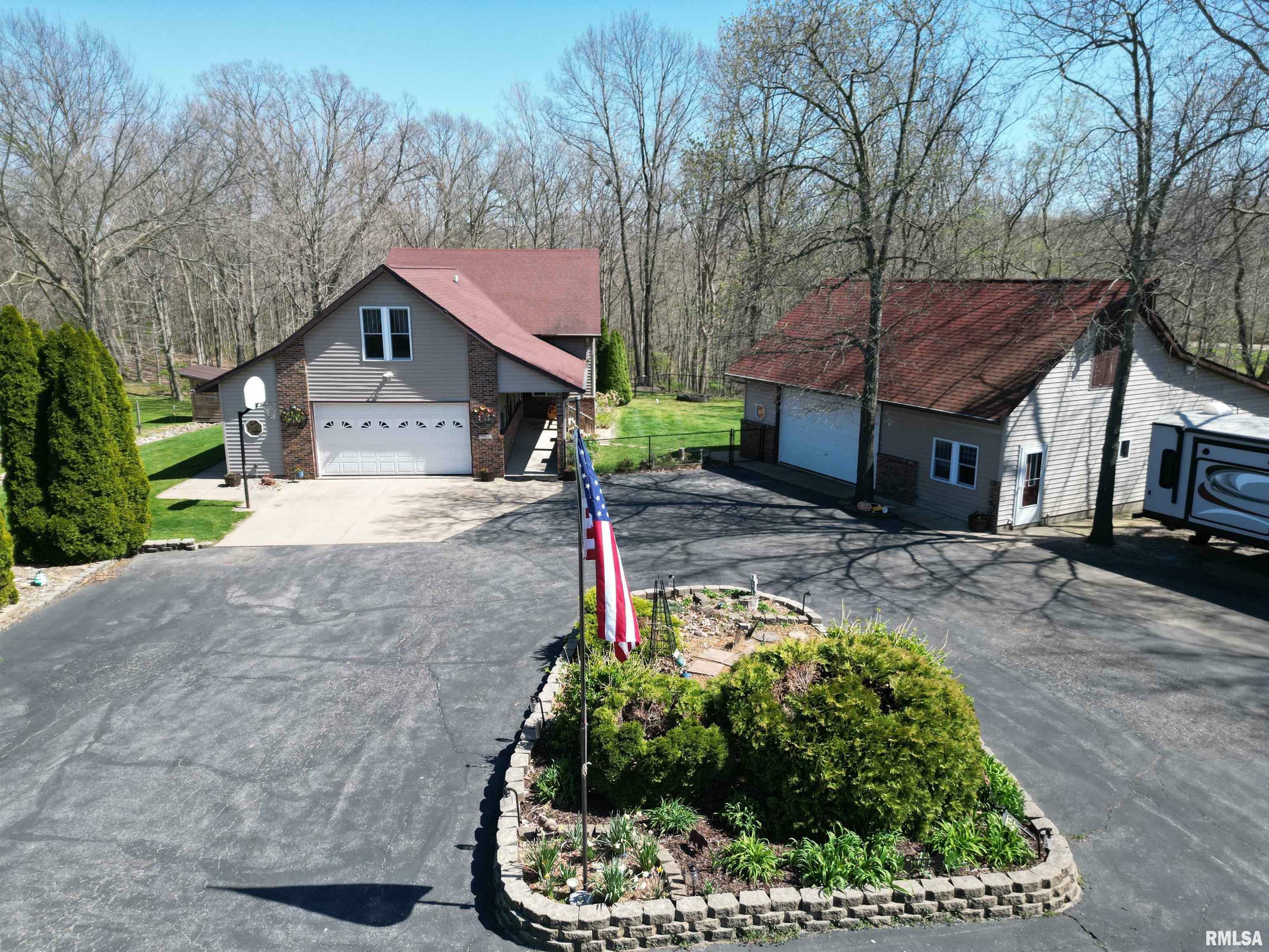 Property Photo: 732 Santa Fe Trail IL 61548