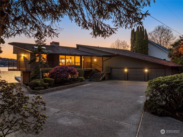 Property Photo:  3303 E Lake Sammamish Shore Lane SE  WA 98075 