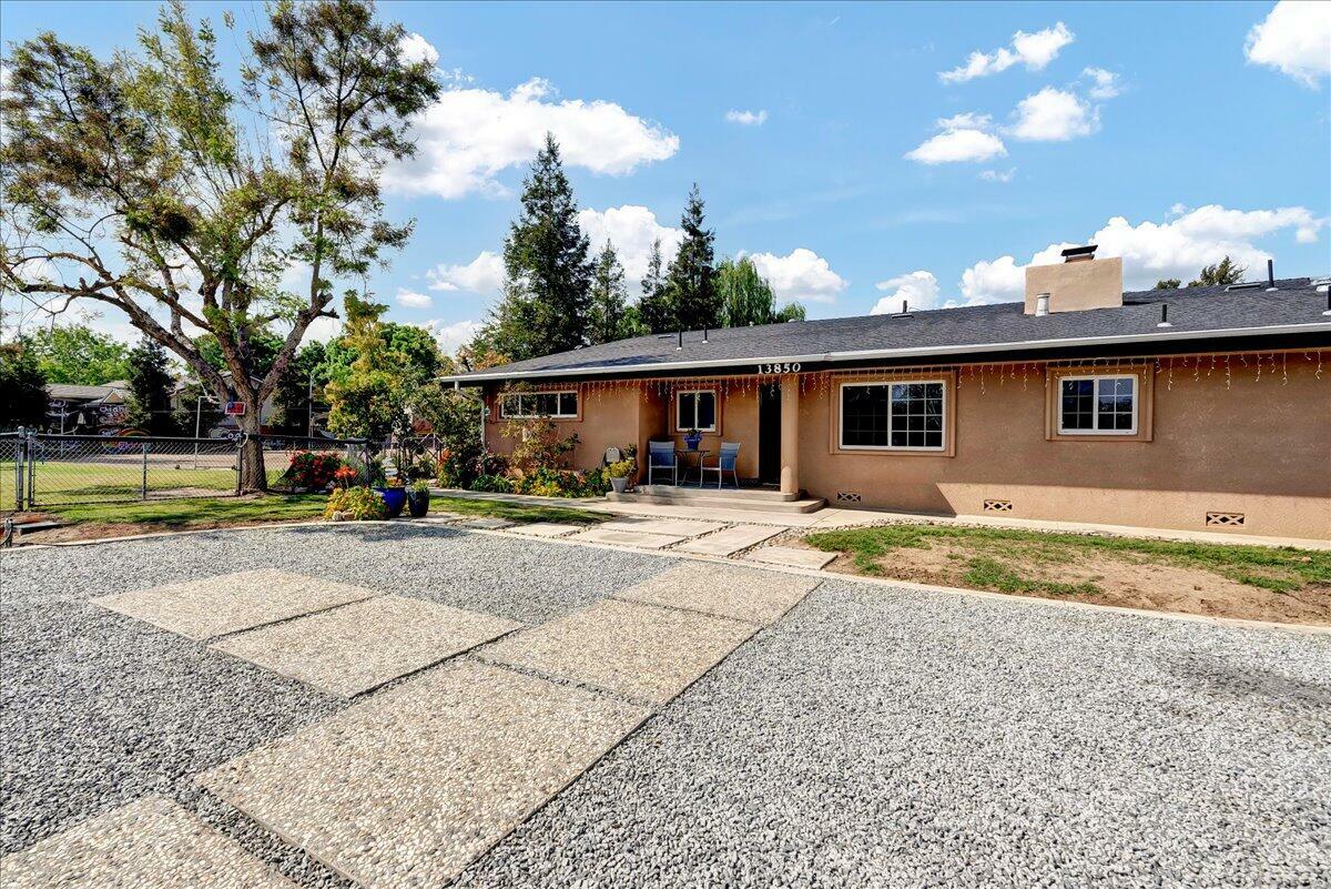 Property Photo:  13850 Avenue 336  CA 93292 