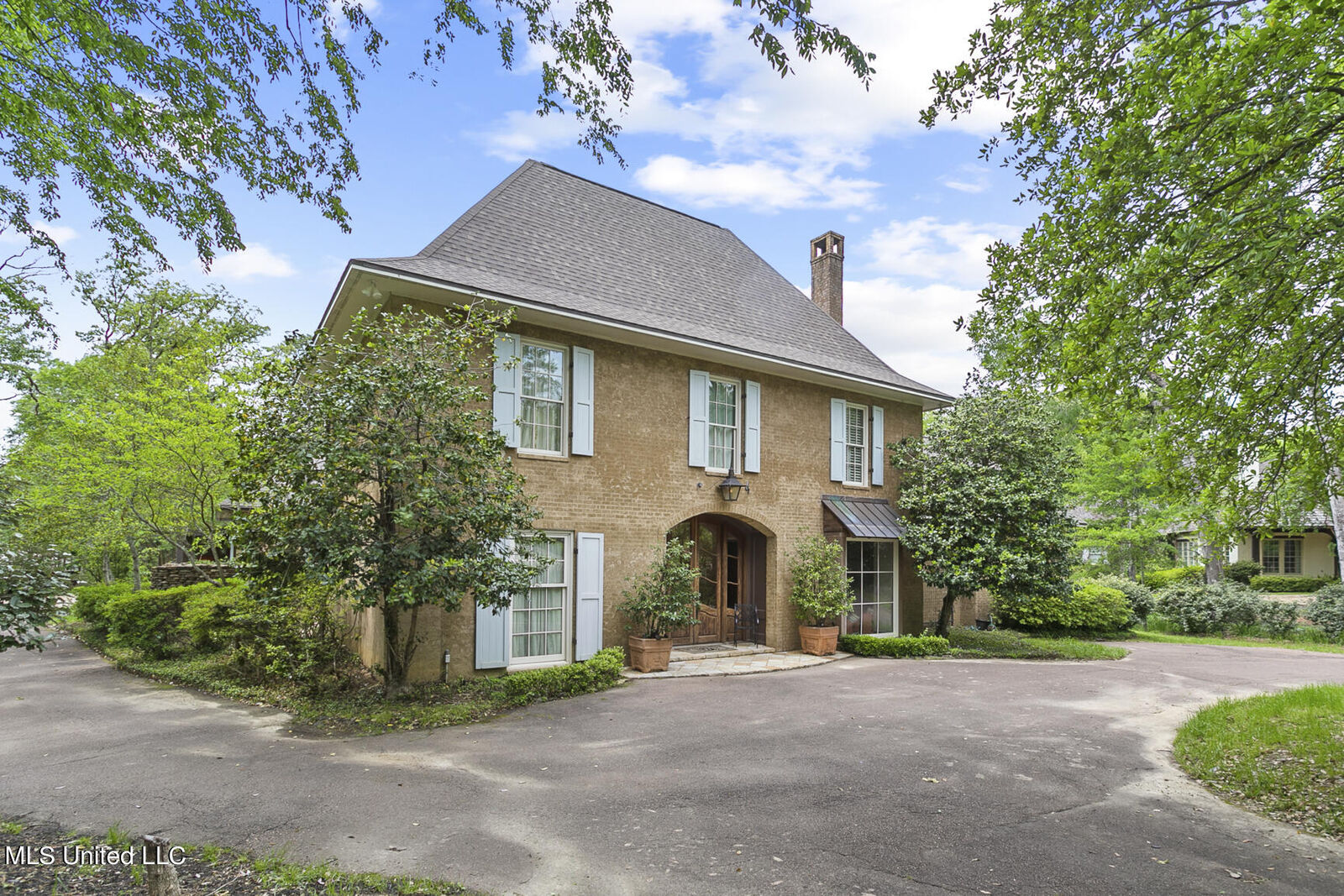 Property Photo:  200 Kirkwood Place  MS 39211 