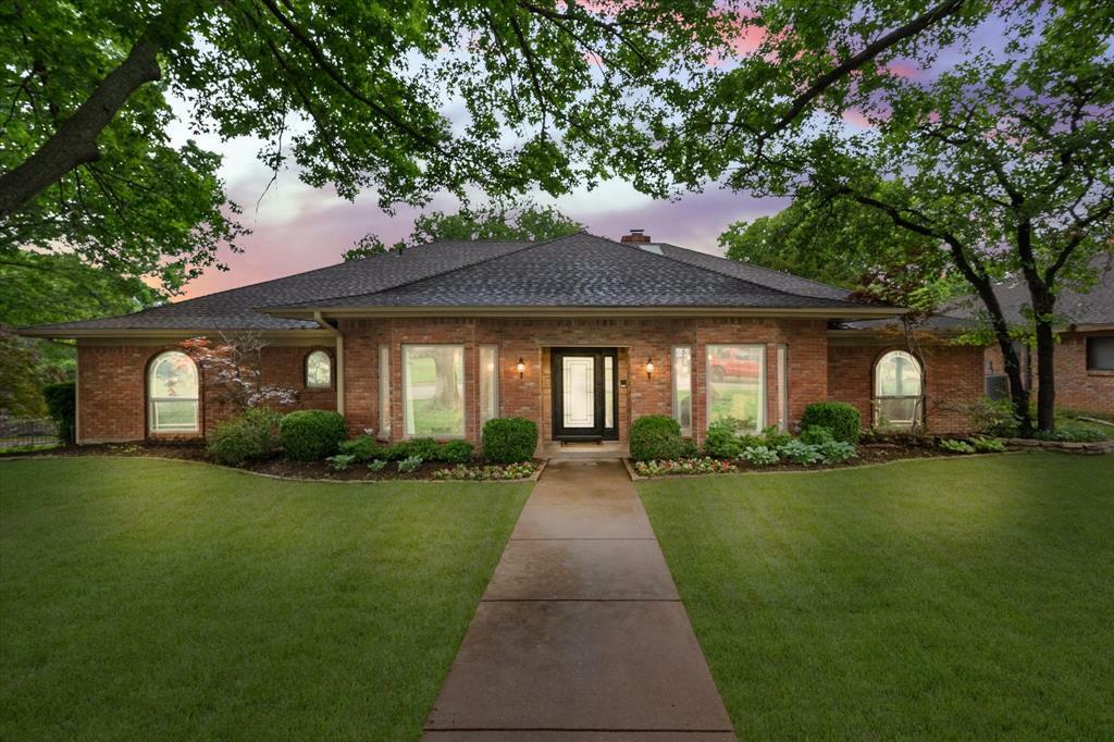 Property Photo:  2300 Chimney Hill Drive  TX 76012 