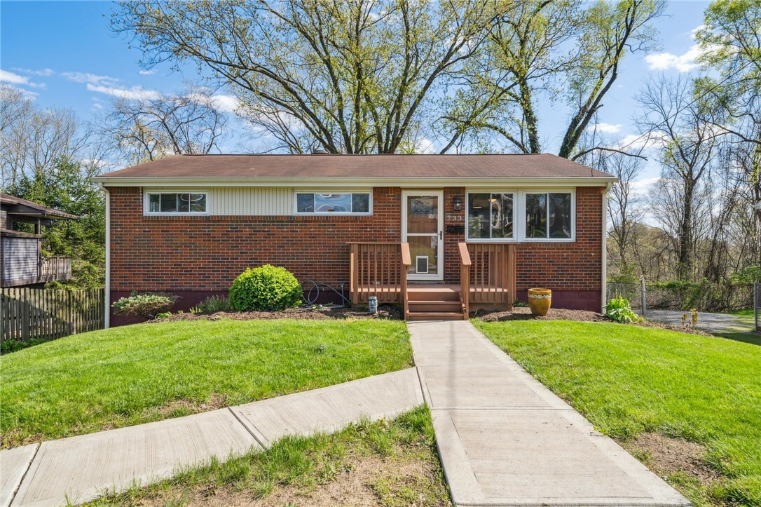 Property Photo:  733 Cottonwood Dr  PA 15146 