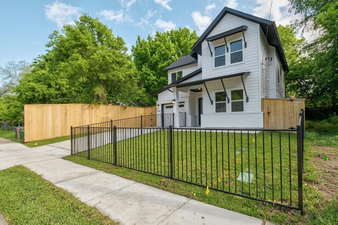 Property Photo: 1808 Holly Street TX 78702