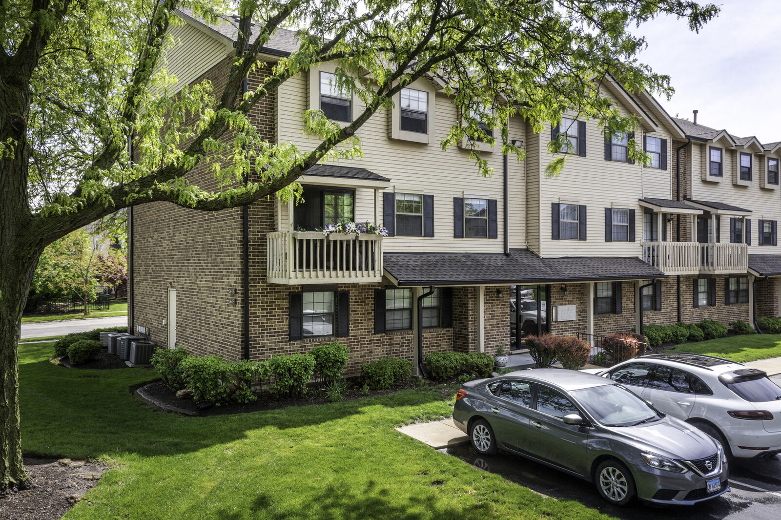 Property Photo:  1486je W Jefferson Avenue  IL 60540 