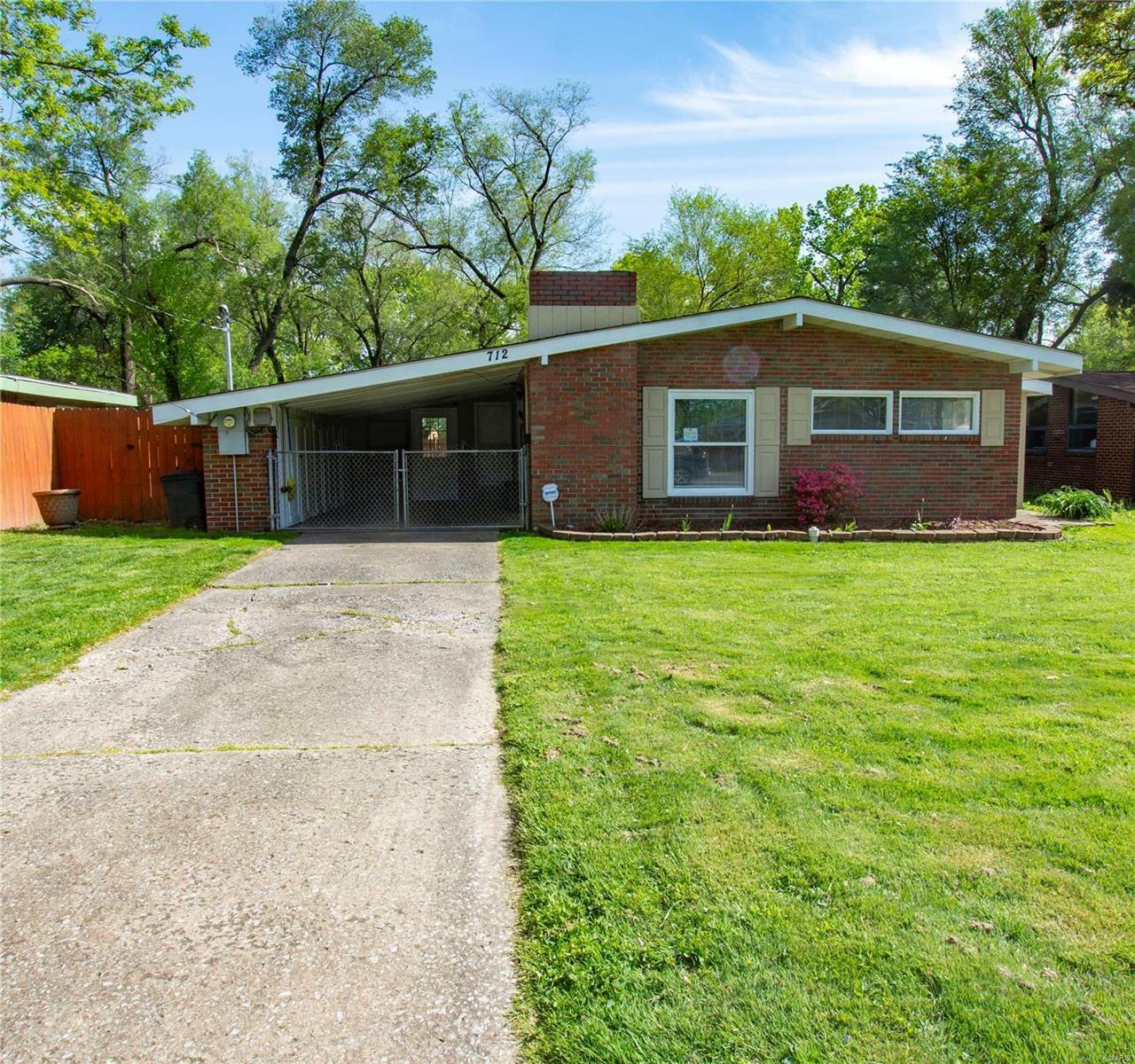 Property Photo:  712 Valley Drive  IL 62024 