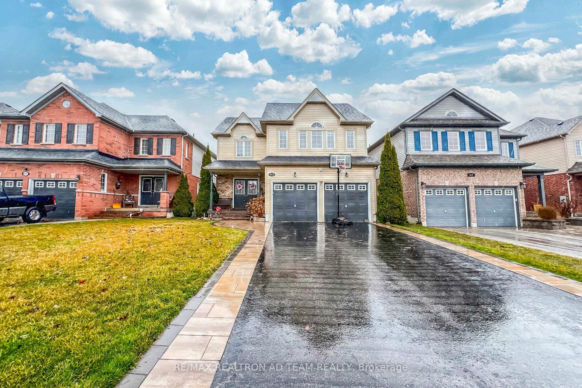 Property Photo:  611 Oxbow Cres  ON L1K 3A8 