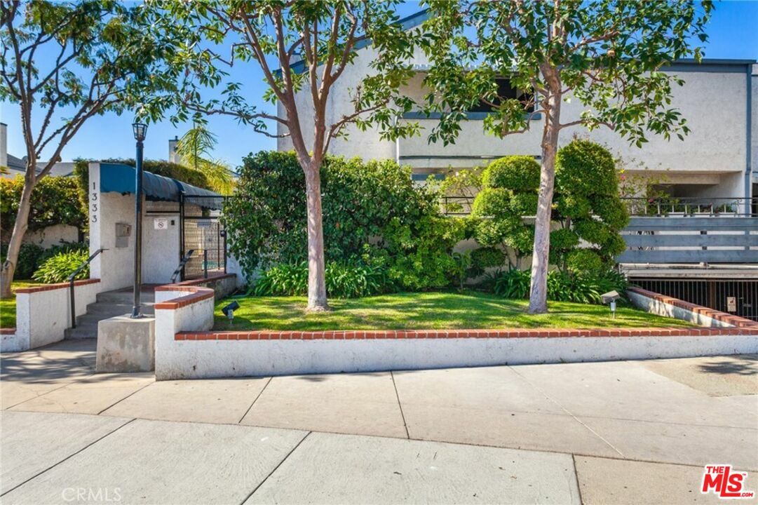 Property Photo:  1333   Valley View Rd 11  CA 91202 