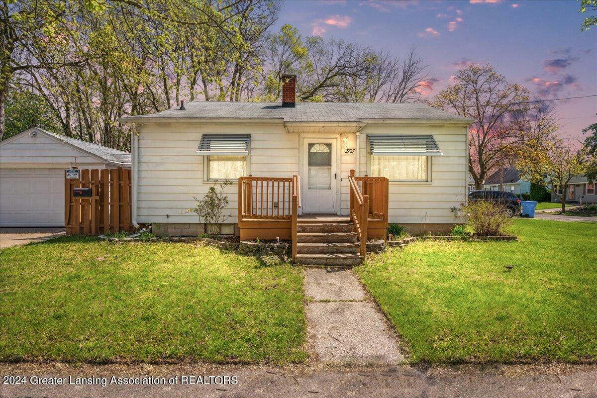 Property Photo:  2727 Maplewood Avenue  MI 48910 